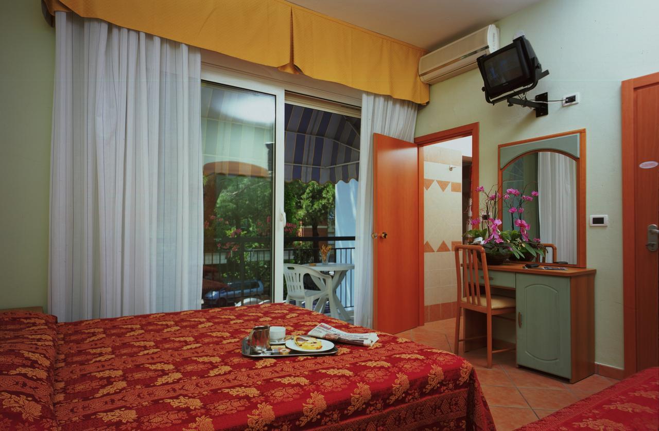 Hotel Mondial Cervia Exterior foto