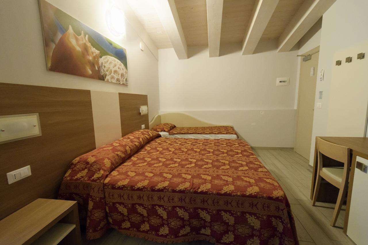 Hotel Mondial Cervia Exterior foto
