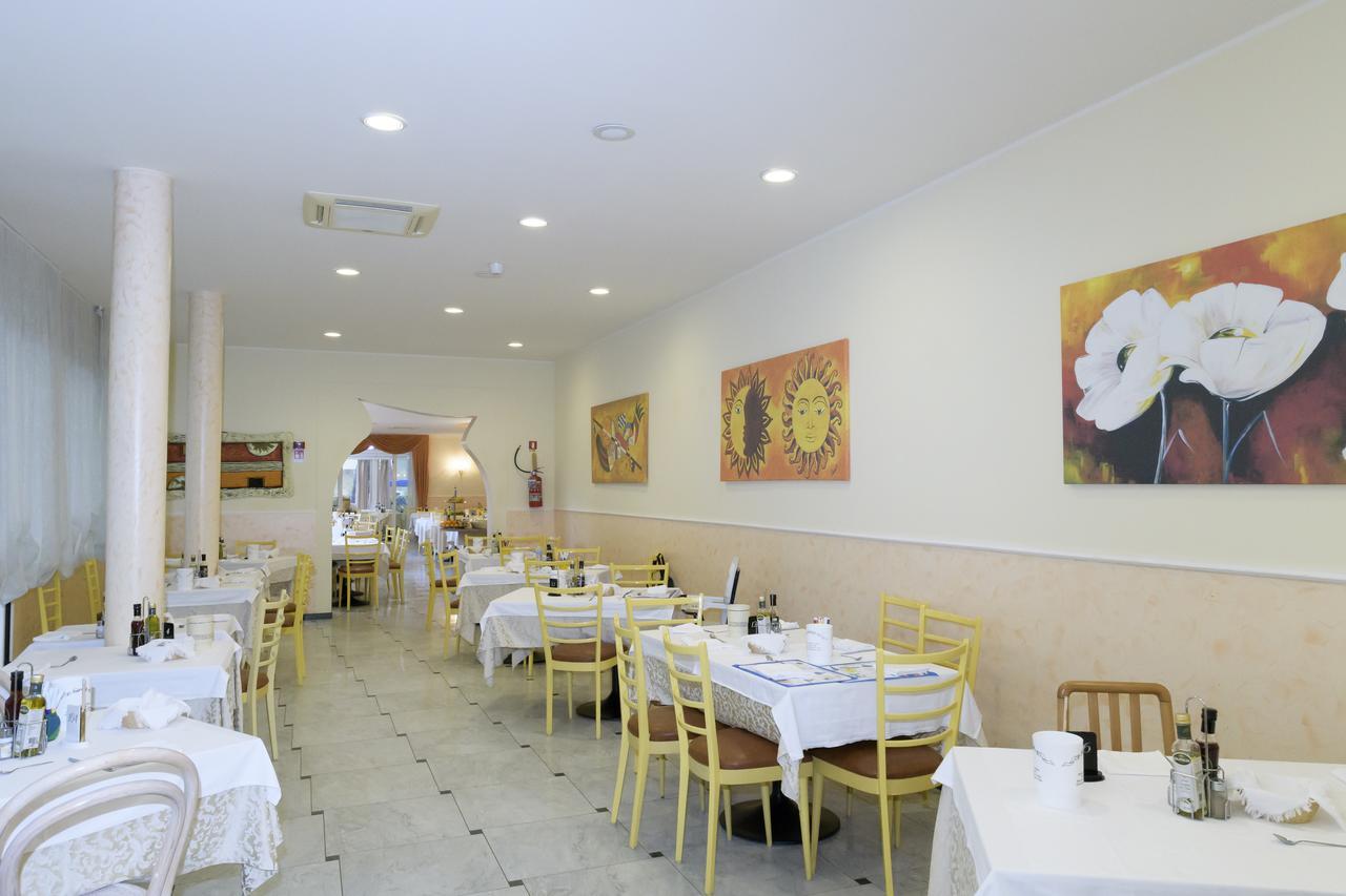 Hotel Mondial Cervia Exterior foto
